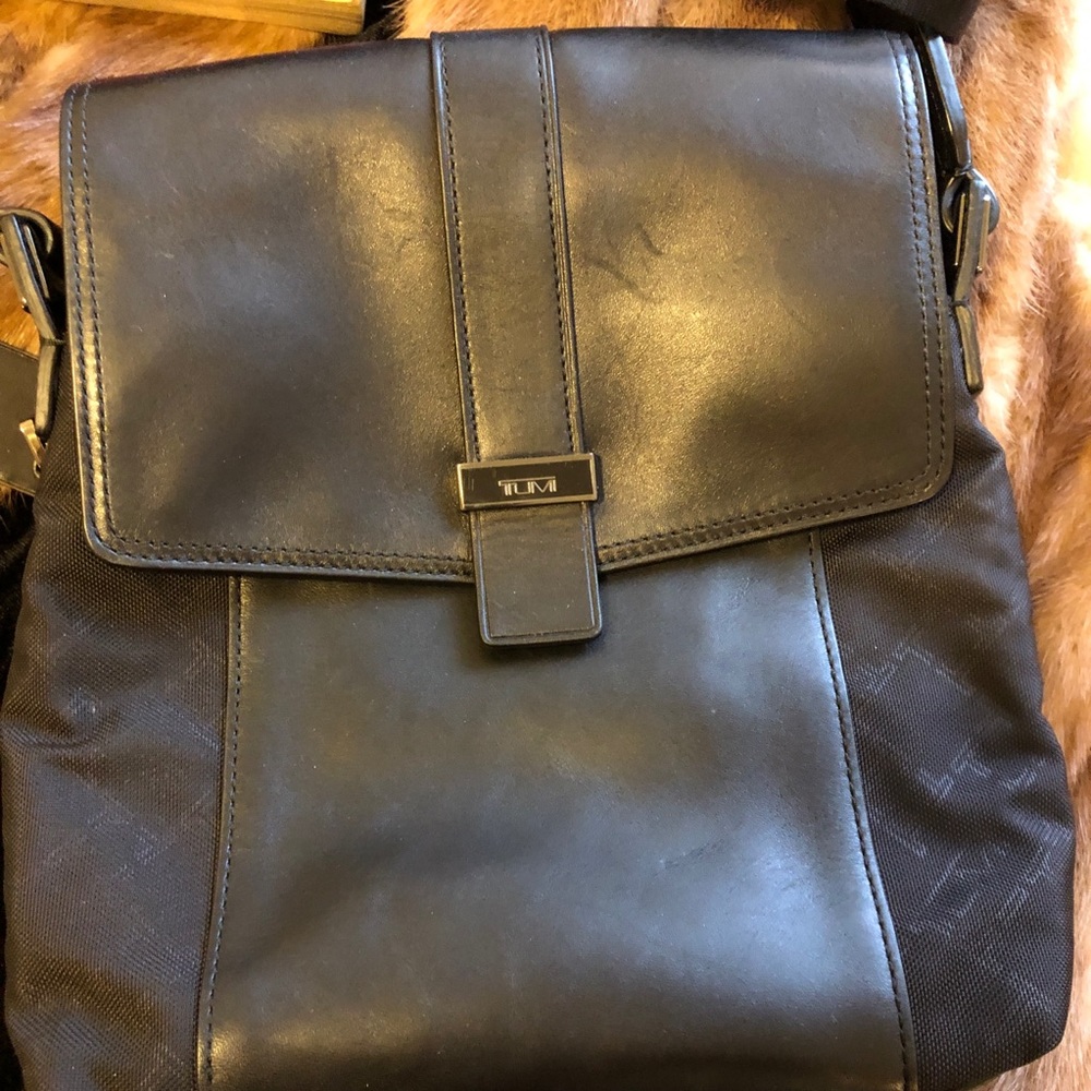 TUMI CROSSBODY BAG  NWOT BLACK LEATHER & NYLON POCKETS CHIC
GENDER NEUTRAL - Picture 2 of 8